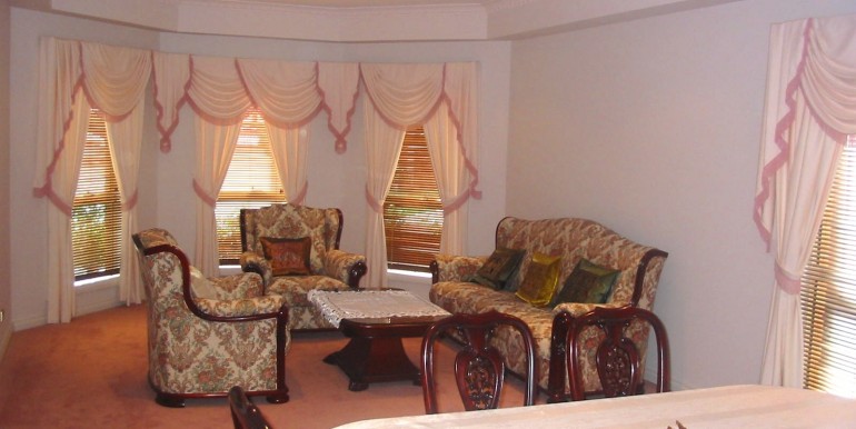 17 Colonial living area